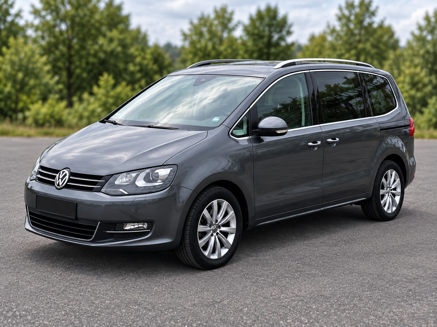 Тёмно-серый Volkswagen Sharan