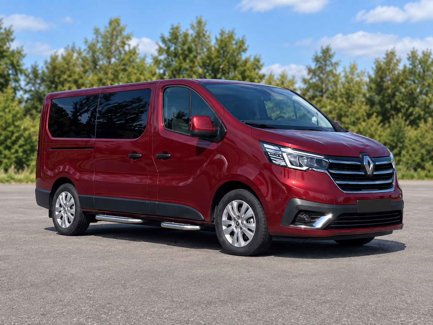Бордовый Renault Trafic